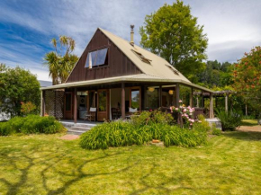 Secret Garden Lodge - Marahau Holiday Home